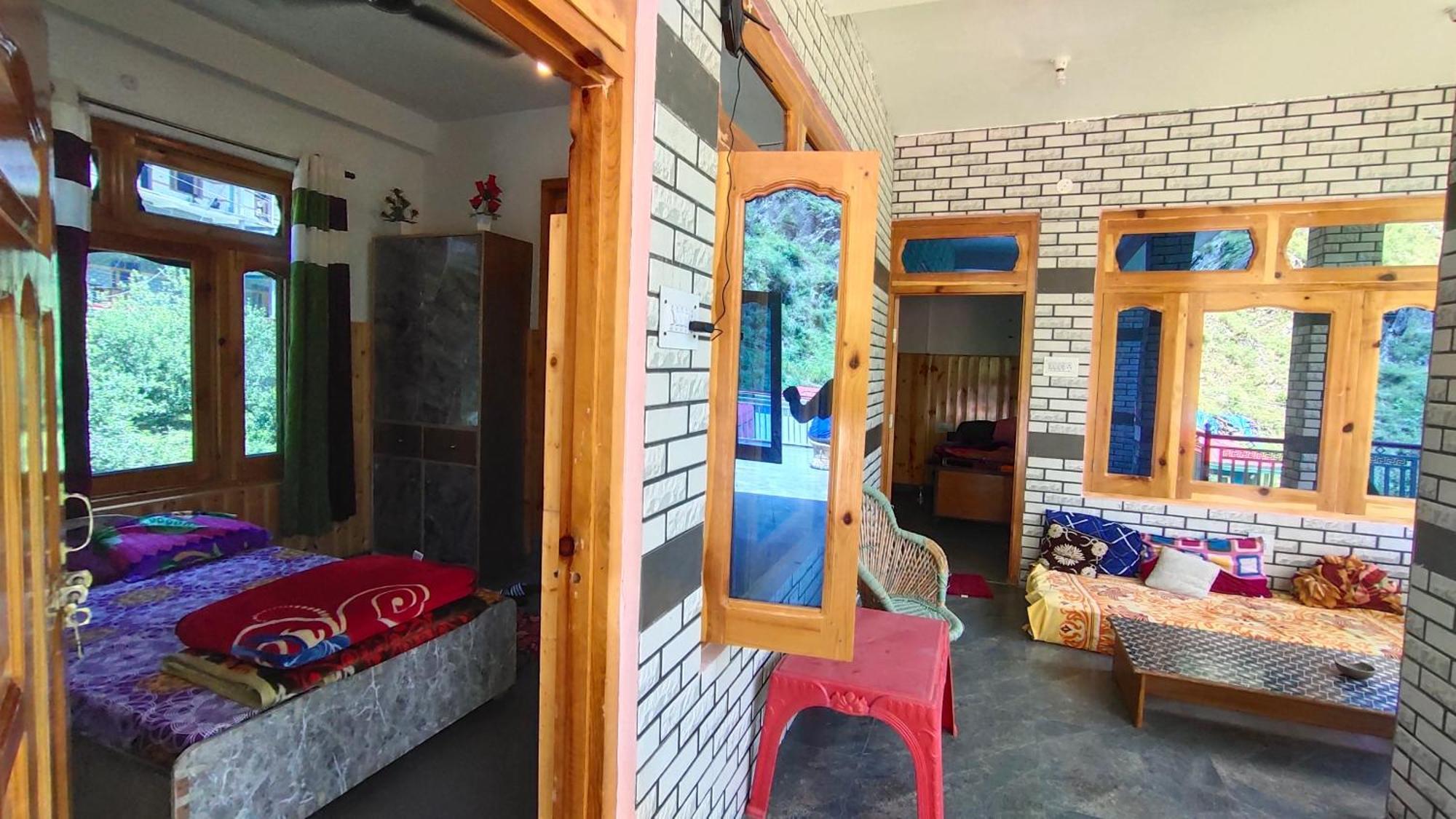 Snow View Guest House Kasol Szoba fotó